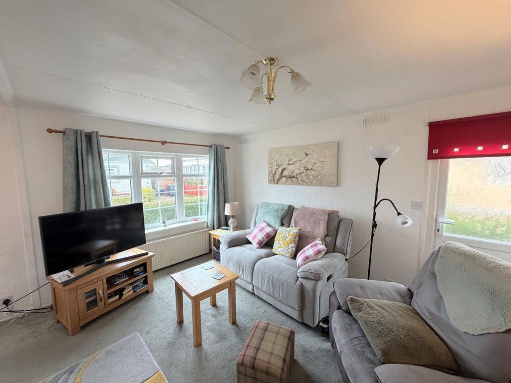 Property photo 3 of 11 Lounge