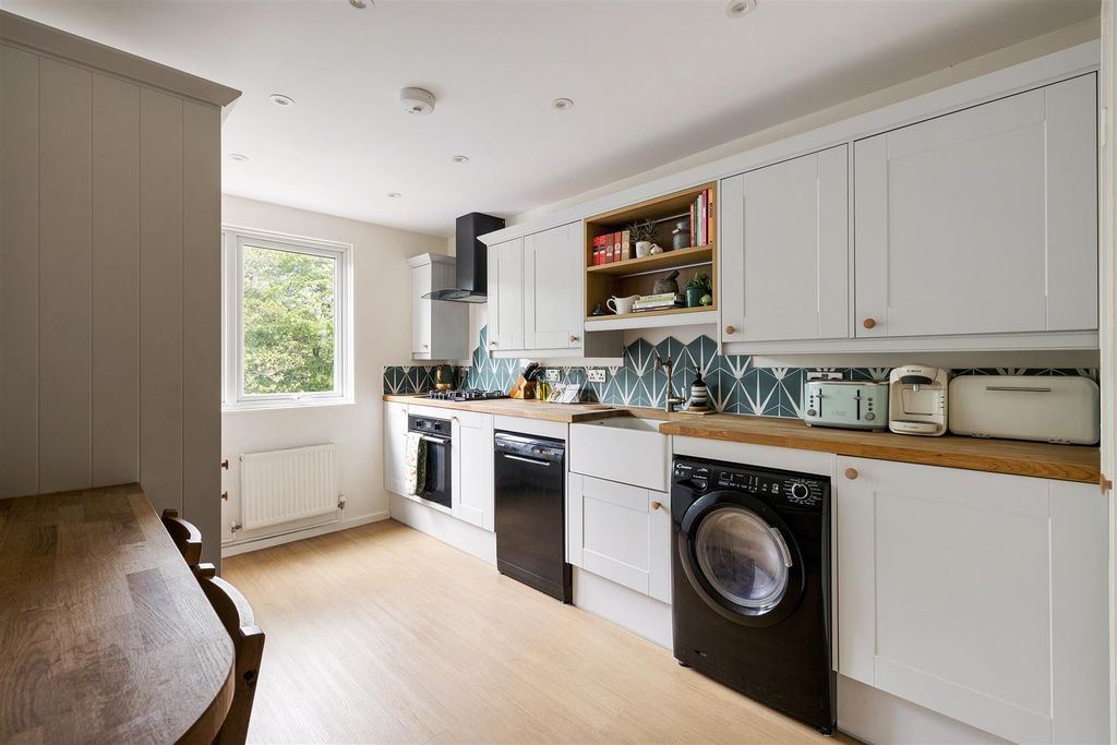 Property photo 2 of 22 Fairfoot Road, E3