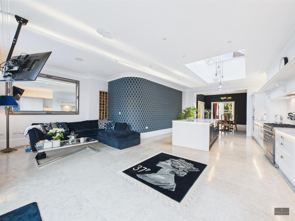 Property photo 3 of 27 Cam02887G0-Pr0581-Still016.Jpg