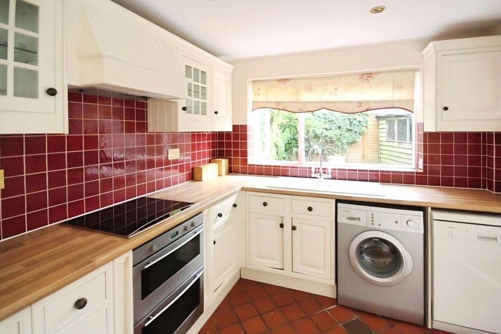 Property photo 3 of 10 Kitchen