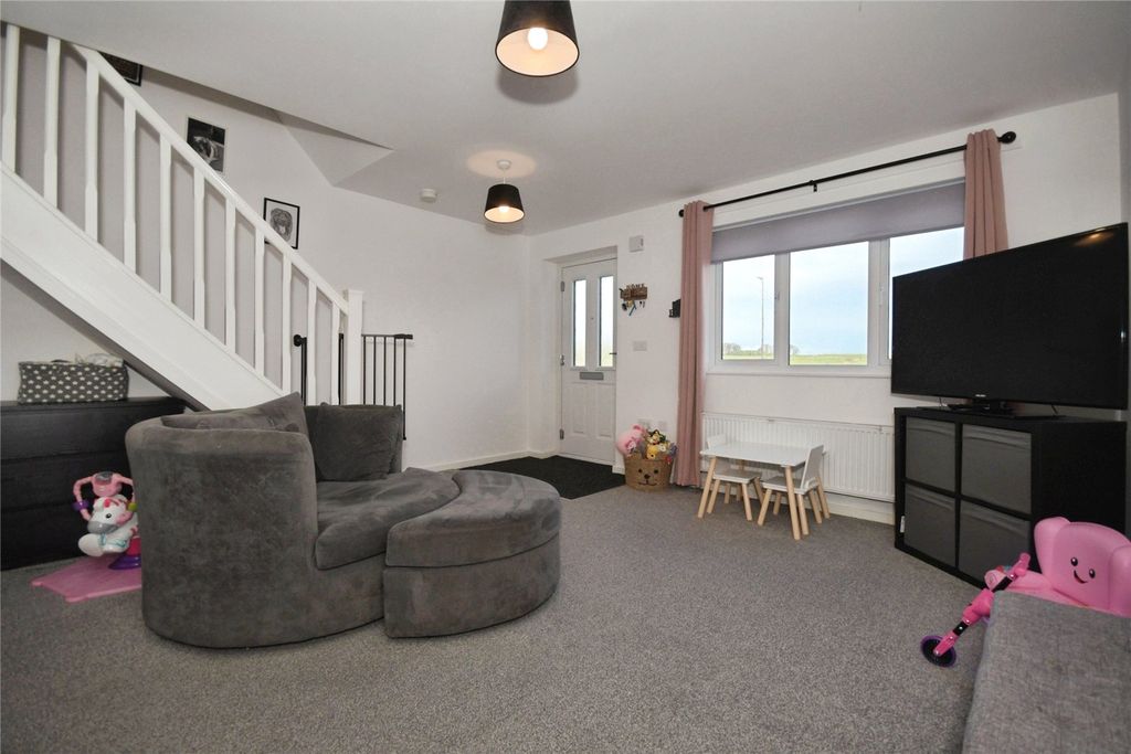 Property photo 3 of 17 Lounge