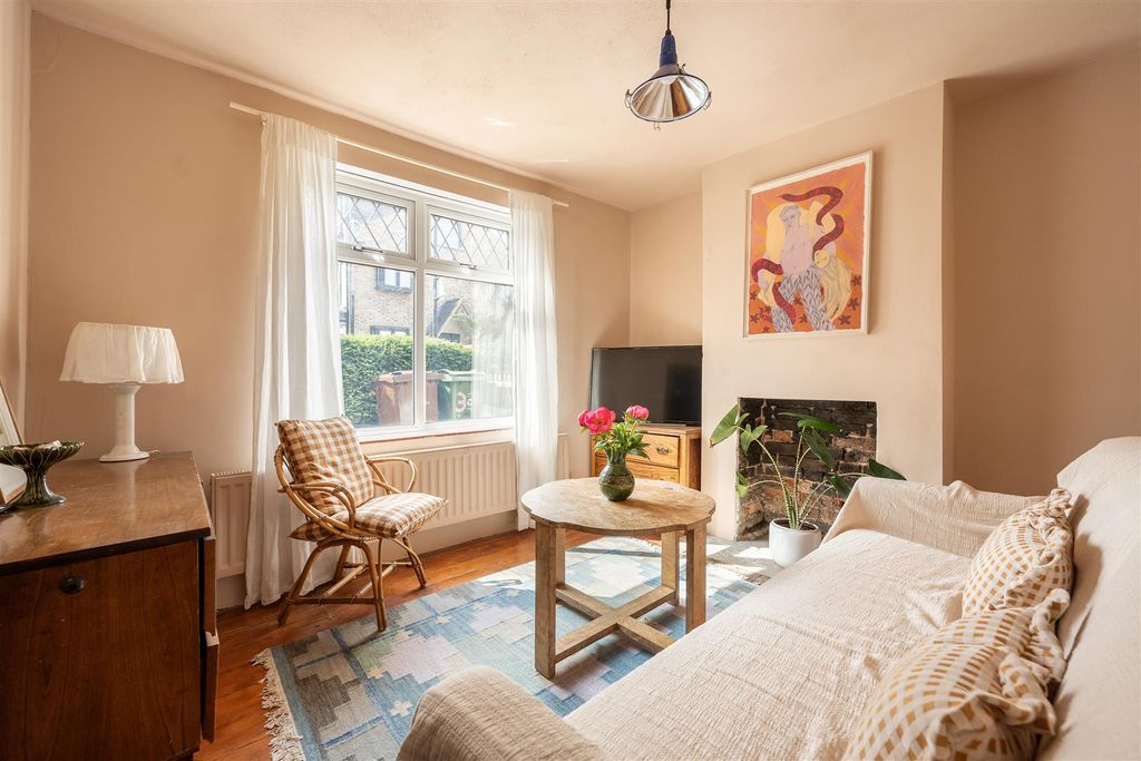 Property photo 2 of 32 Mount Pleasant Road, E17