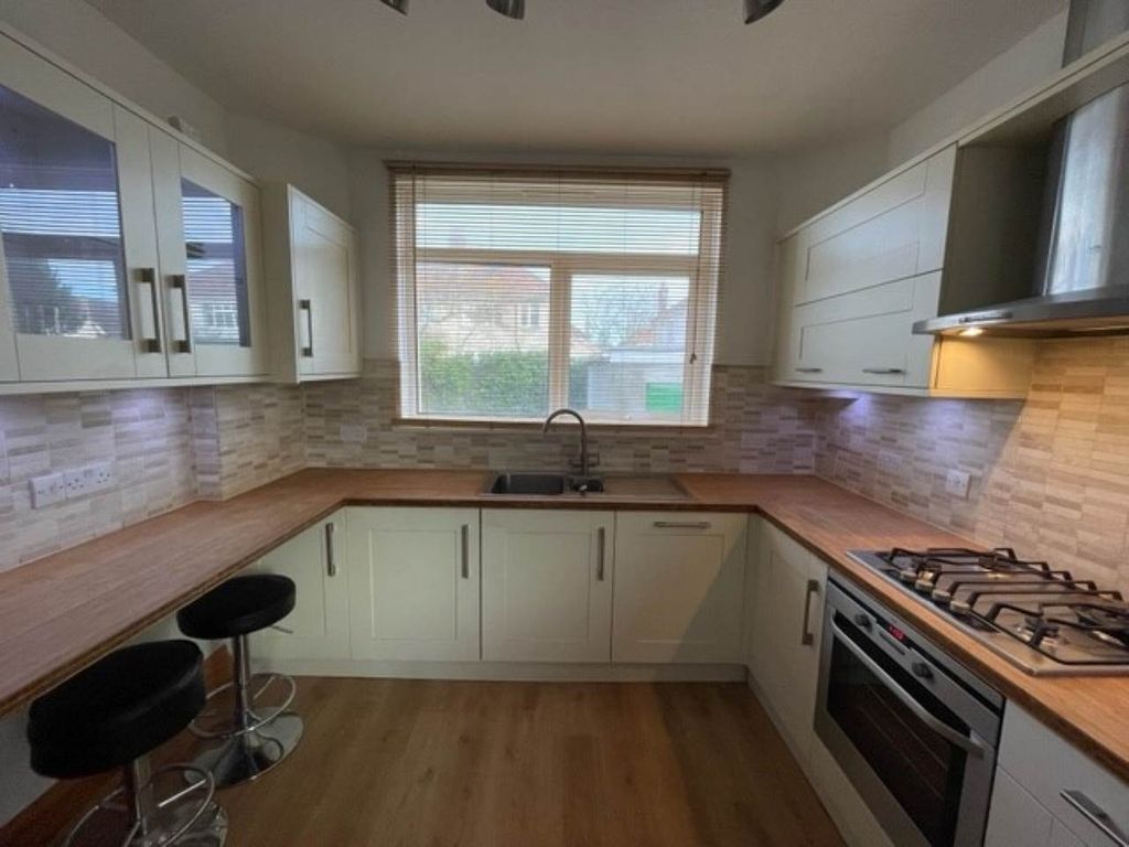 Property photo 2 of 14 Links Rd 32 Kitchen