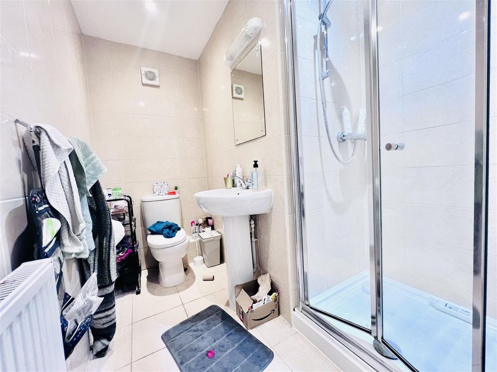 Property photo 3 of 9 Bathroom