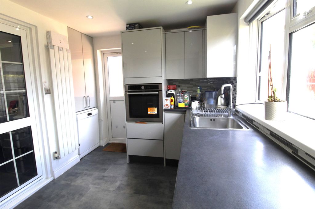 Property photo 3 of 11 Kitchen