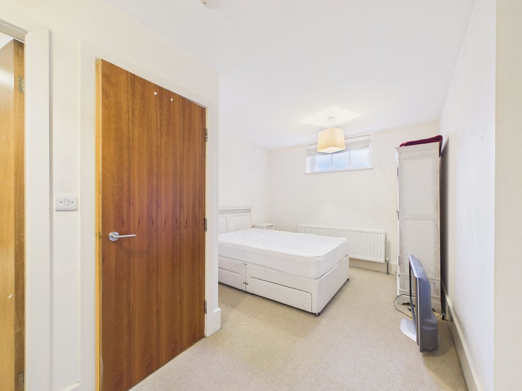 Property photo 3 of 6 Bedroom