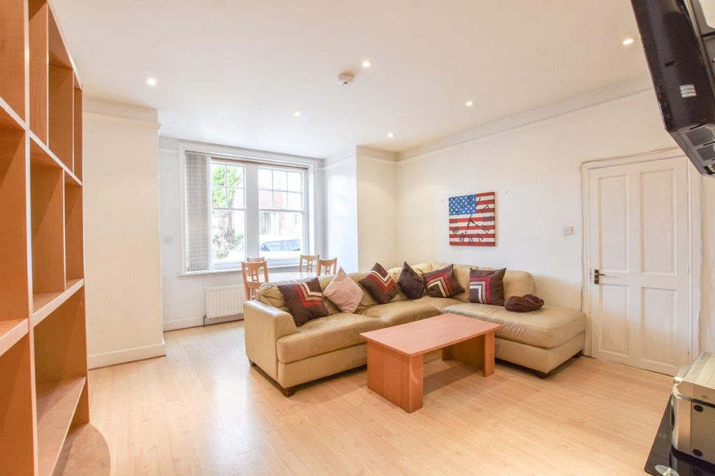 Property photo 2 of 11