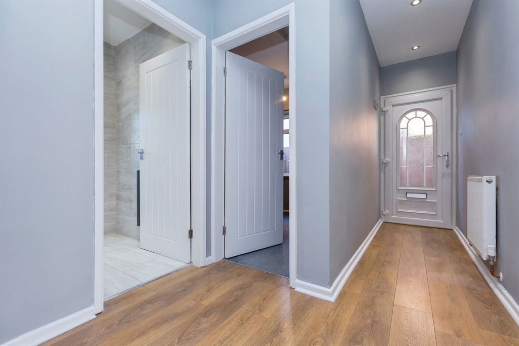 Property photo 3 of 17 Entrance Hall