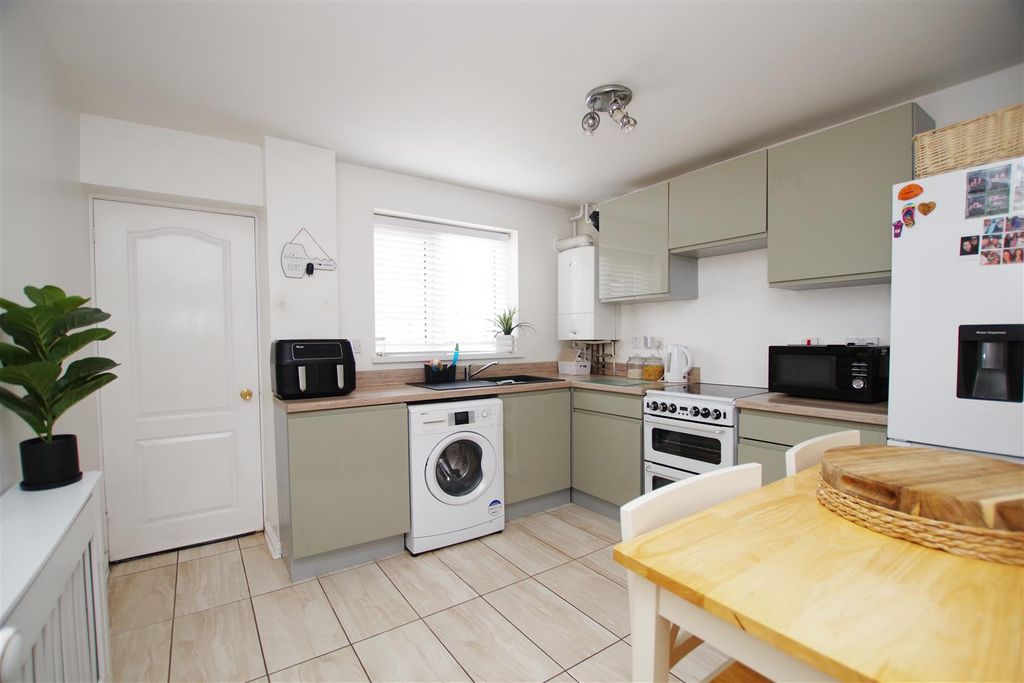 Property photo 3 of 12 Kitchen/Breakfast