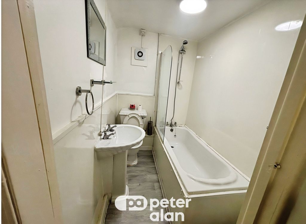 Property photo 3 of 10 Bathroom