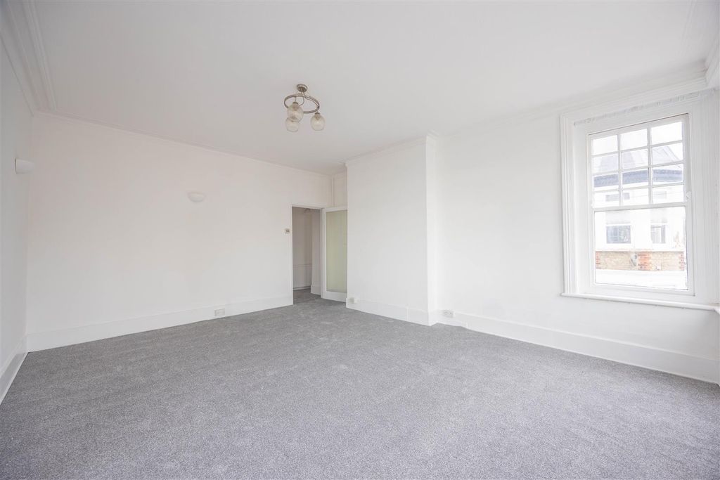 Property photo 3 of 10 Lounge/Diner