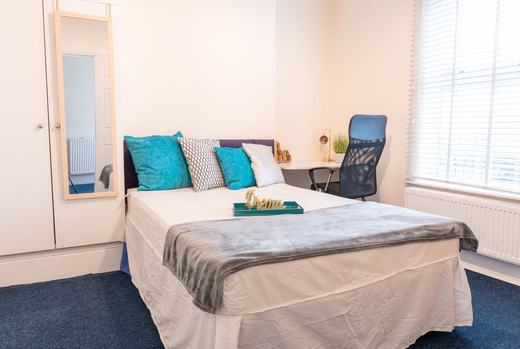 Property photo 3 of 10 This Inviting Double Bedroom Features A Comfortabl...