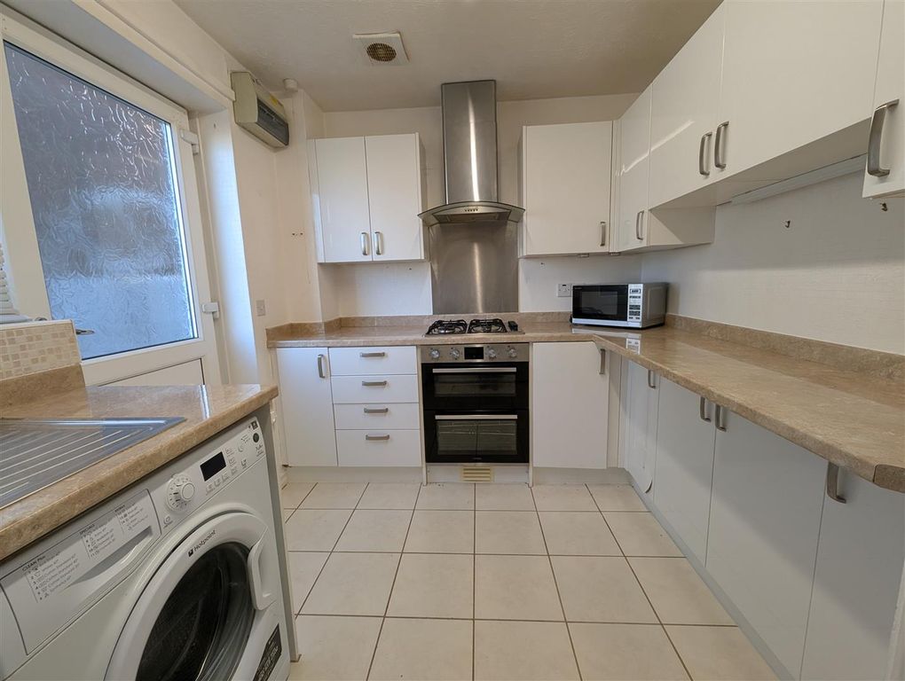 Property photo 3 of 10 Kitchen