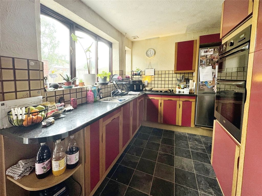 Property photo 3 of 12 Kitchen