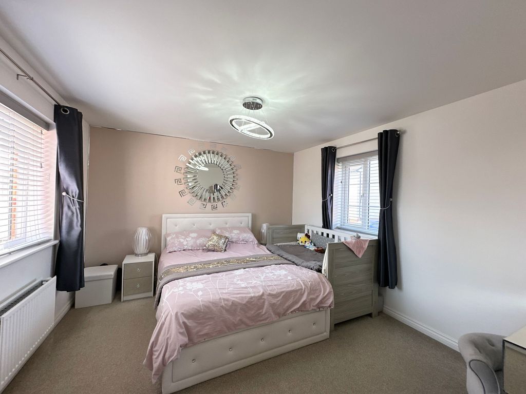 Property photo 3 of 20 Master Bedroom