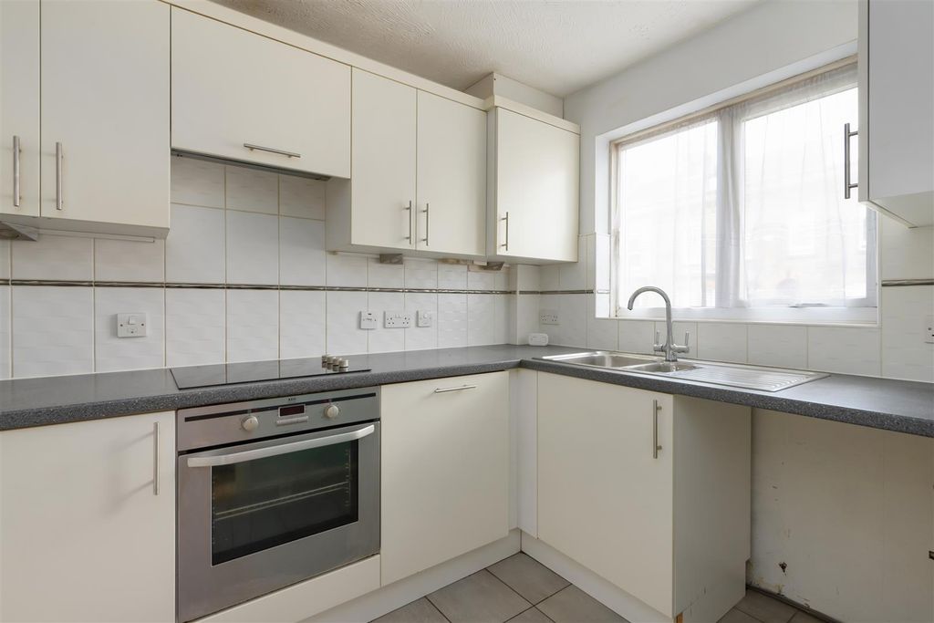 Property photo 2 of 14 Canterbury Road, Whitstable