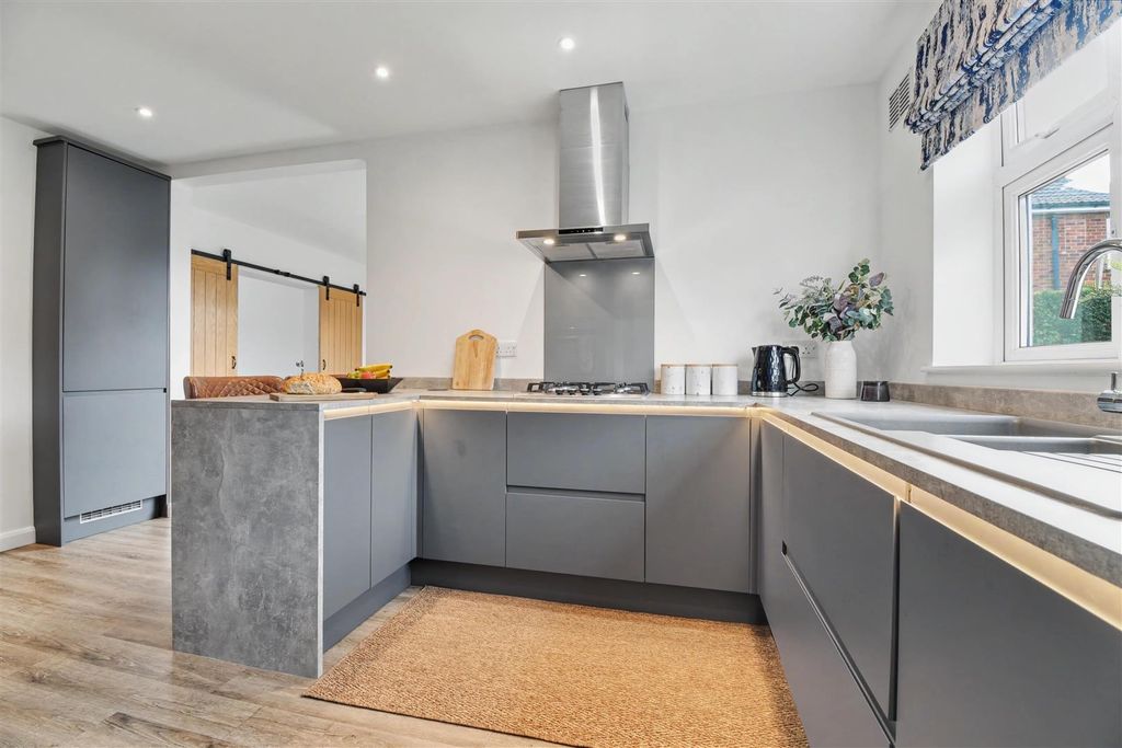 Property photo 3 of 27