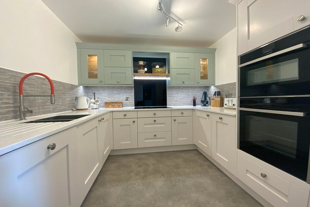 Property photo 3 of 19 Kitchen