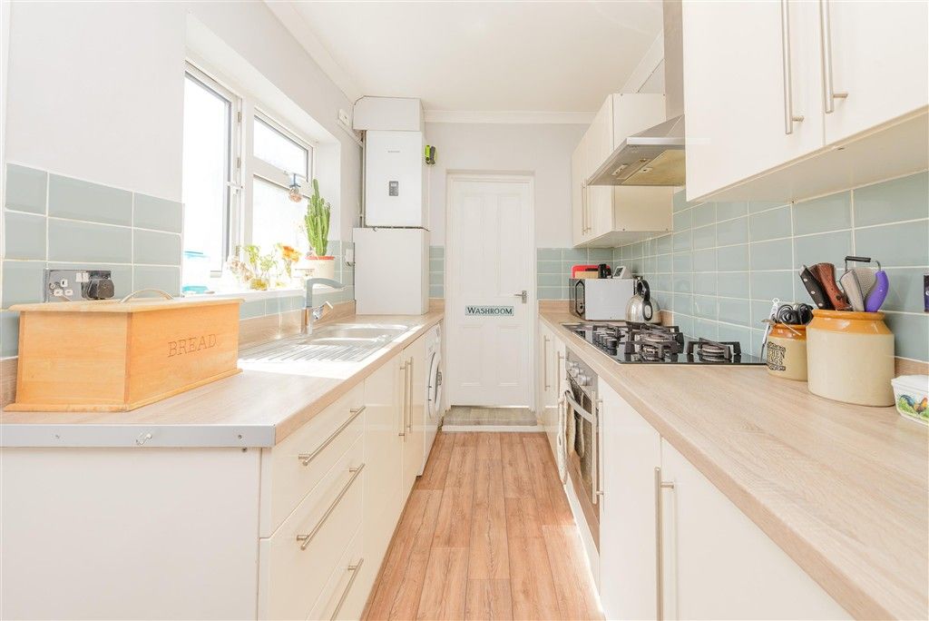 Property photo 3 of 10 Kitchen
