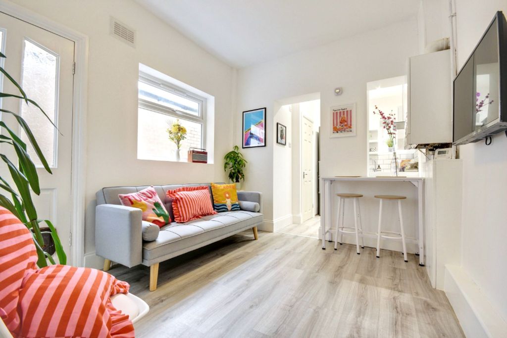 Property photo 2 of 19 Living Diner