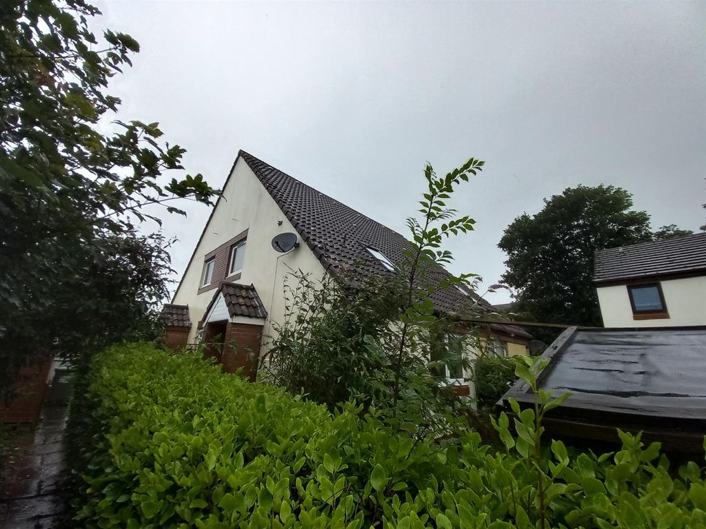 Property photo 1 of 9 4 Copper Close Front.Jpg