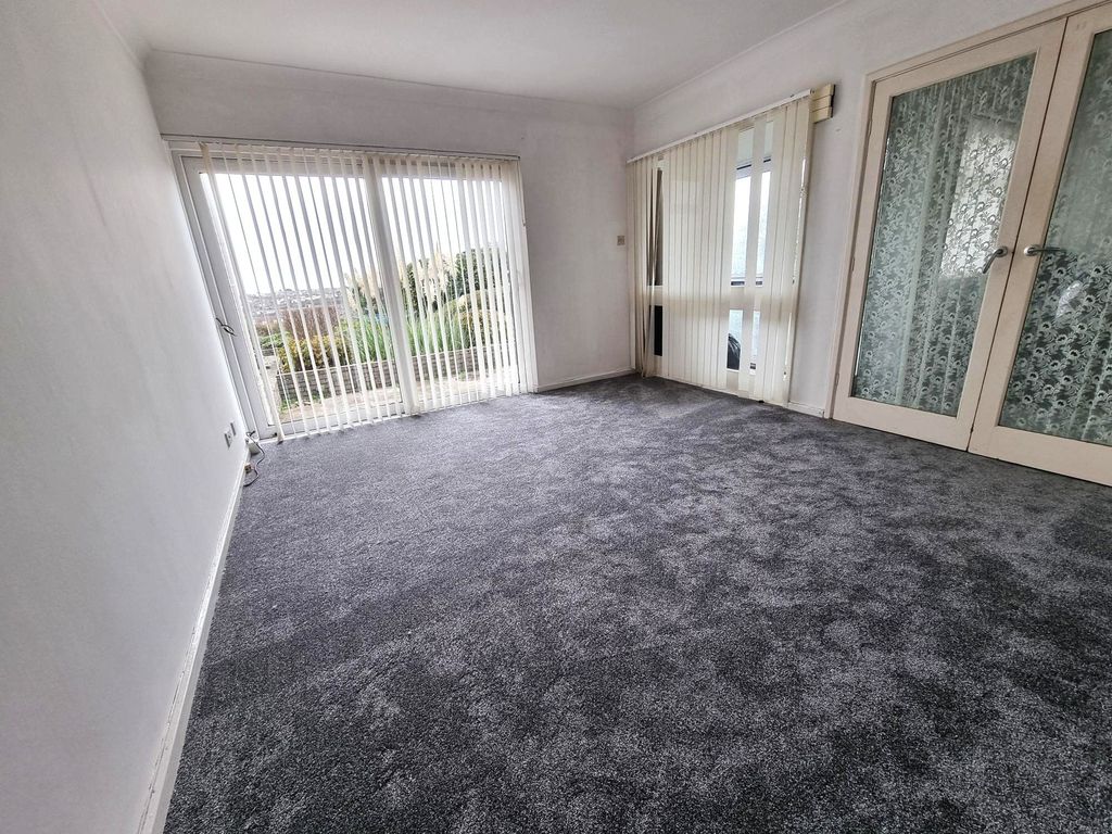 Property photo 3 of 12 Lounge