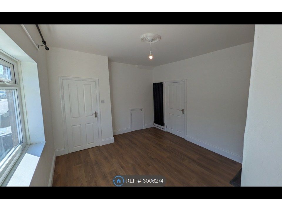 Property photo 3 of 16 Lounge
