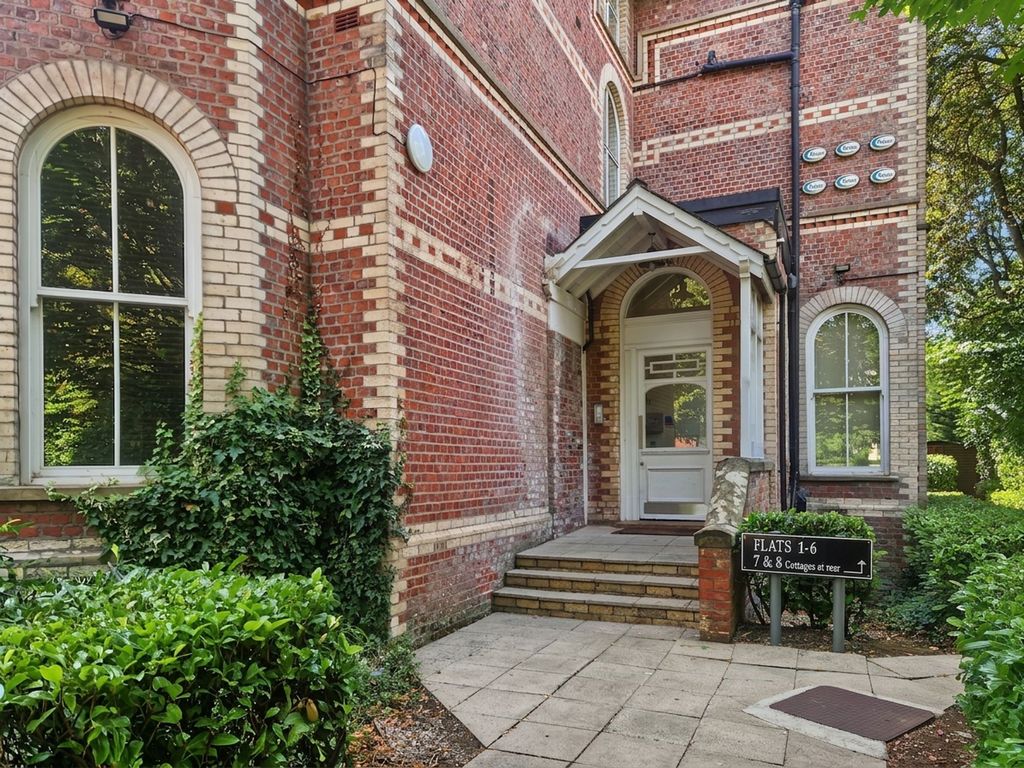 Property photo 2 of 20