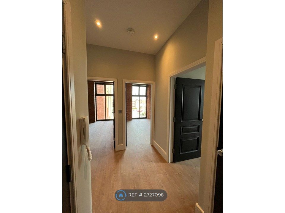 Property photo 2 of 8 Hallway