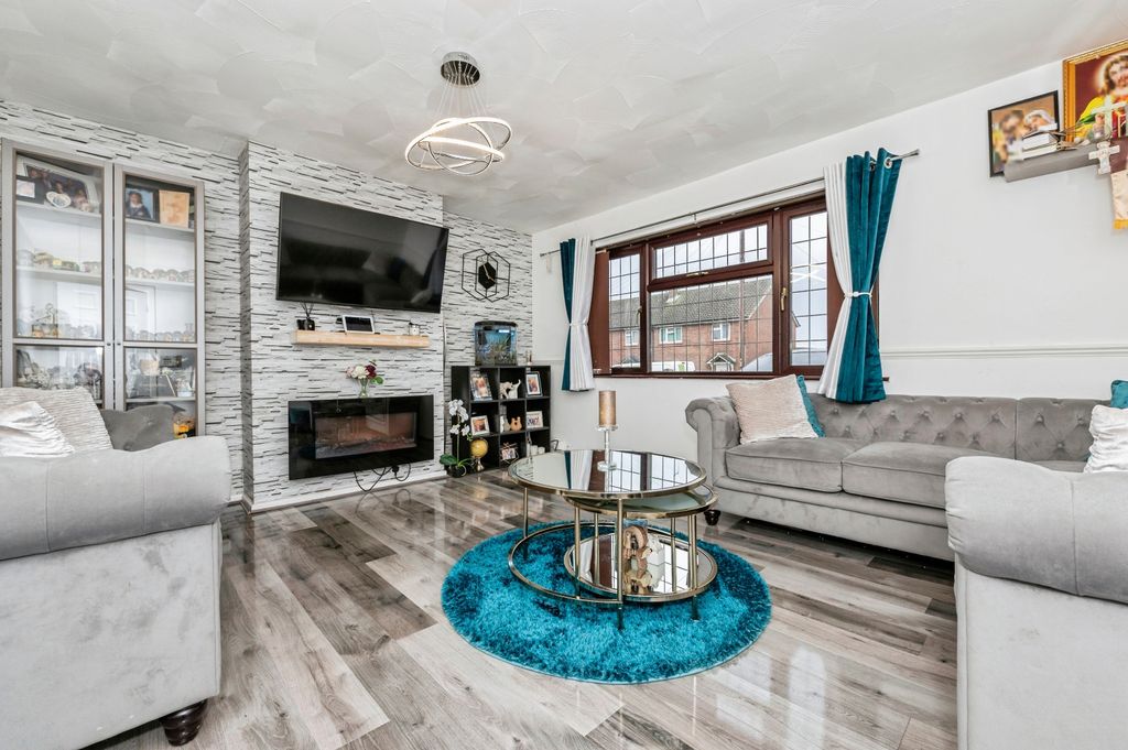 Property photo 3 of 19 Lounge