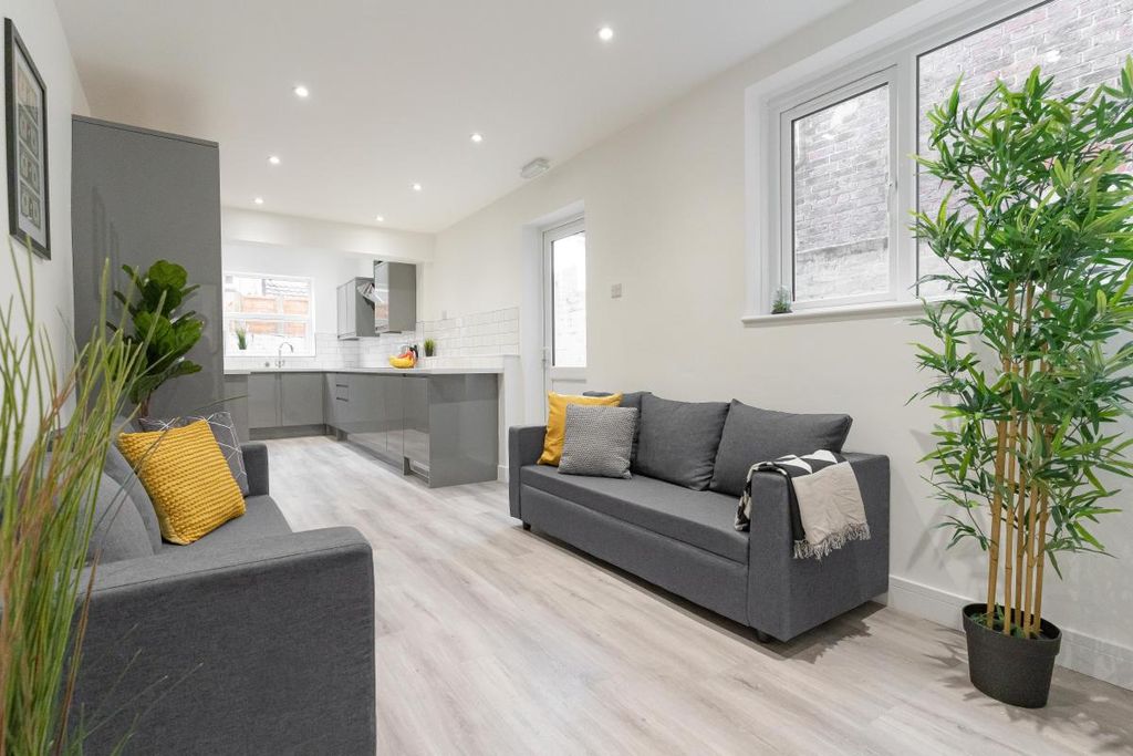 Property photo 2 of 18 Photo 01