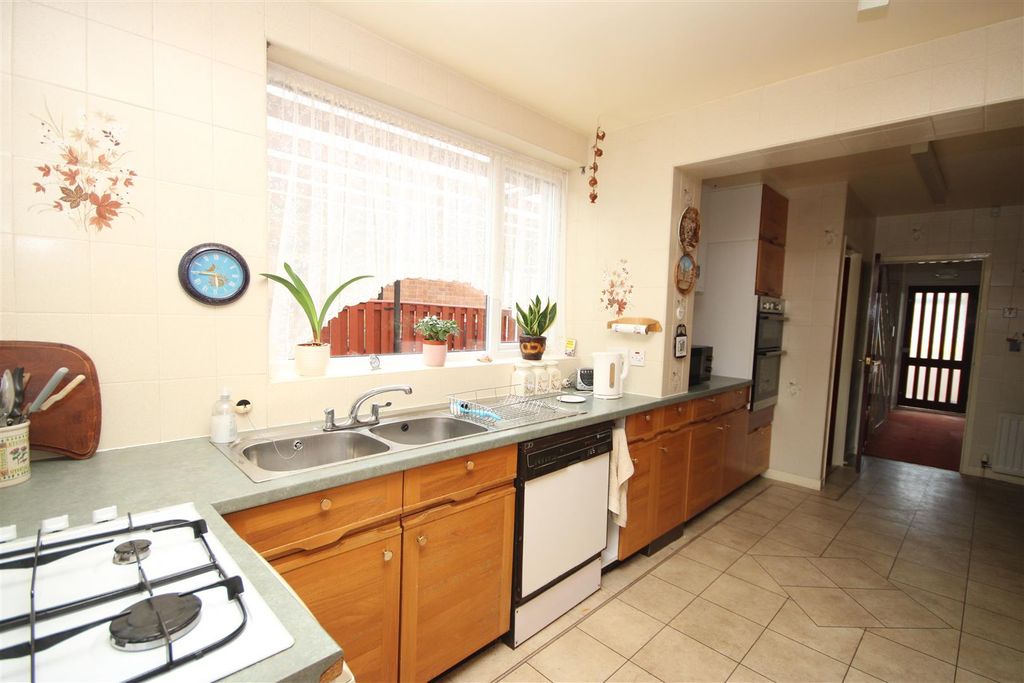 Property photo 3 of 17 Kitchen