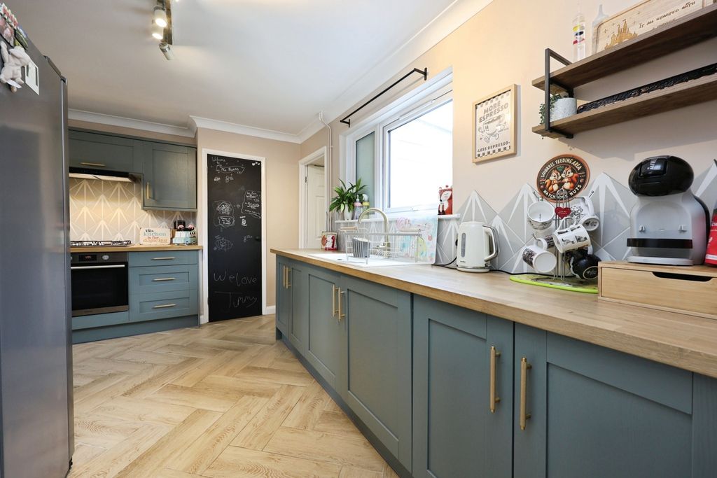 Property photo 2 of 14 Kitchen