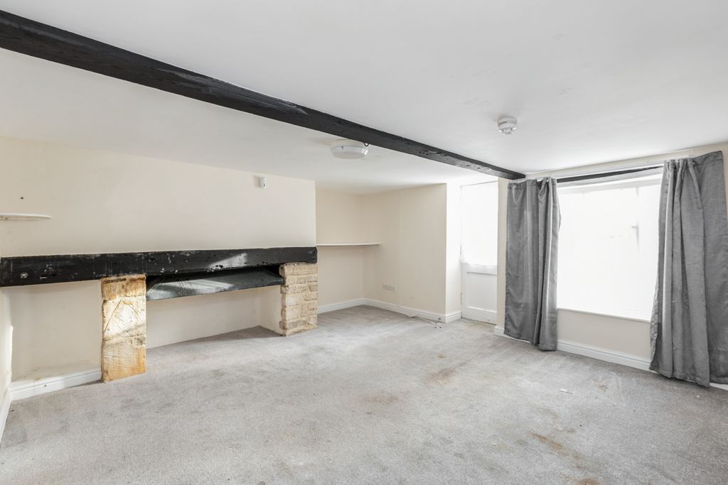 Property photo 2 of 46 107 High Street, Witney, Oxfordshire, Ox28 6Hy