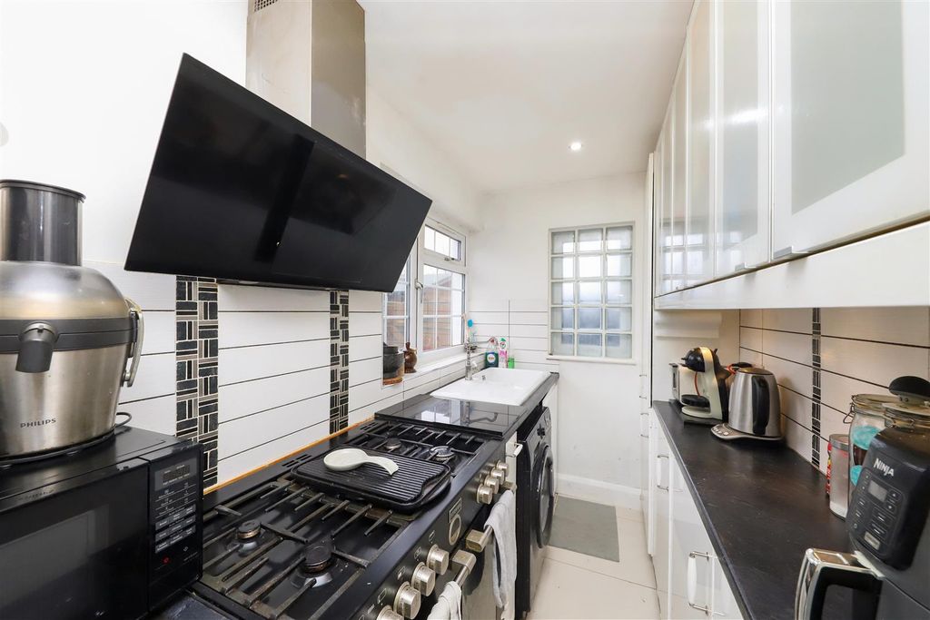 Property photo 3 of 7 Kitchen