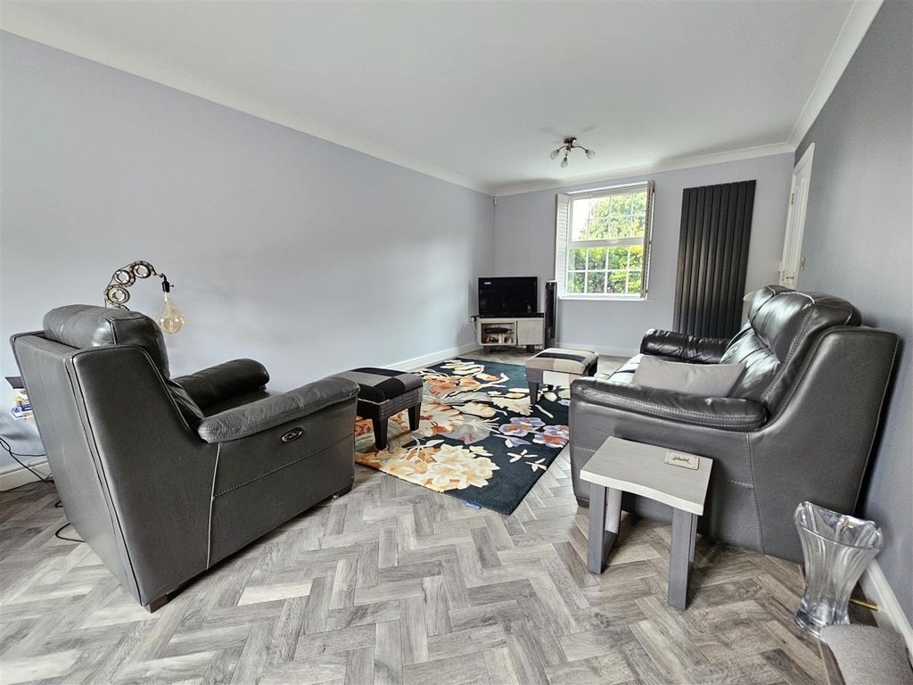 Property photo 2 of 24 Lounge