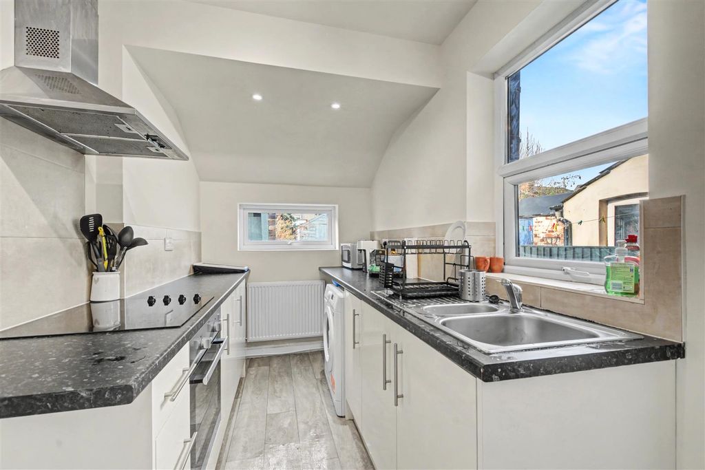 Property photo 2 of 11 Kitchen (2).Jpeg