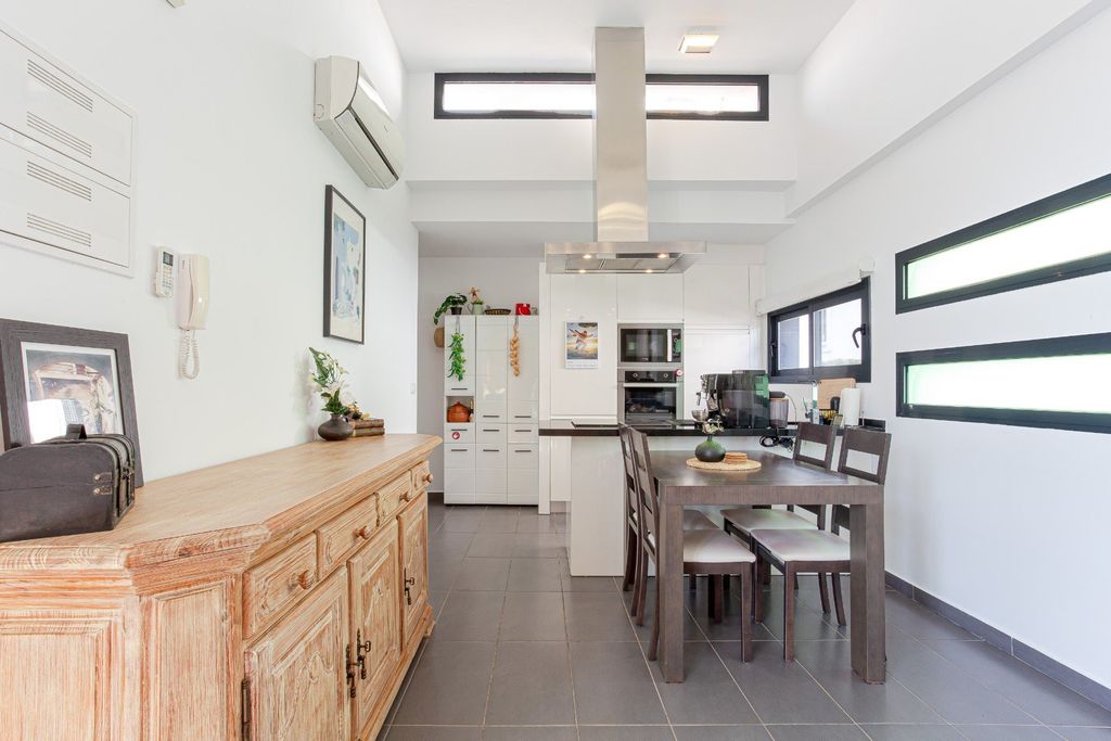 Property photo 2 of 27