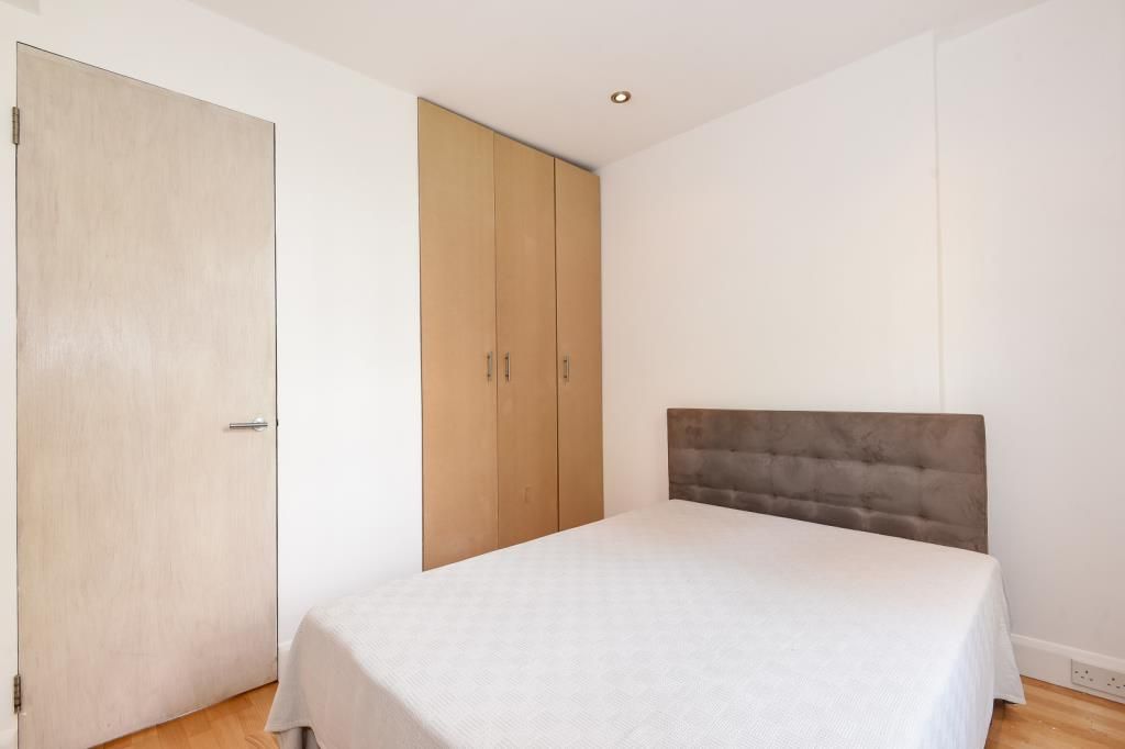 Property photo 2 of 6 Bedroom