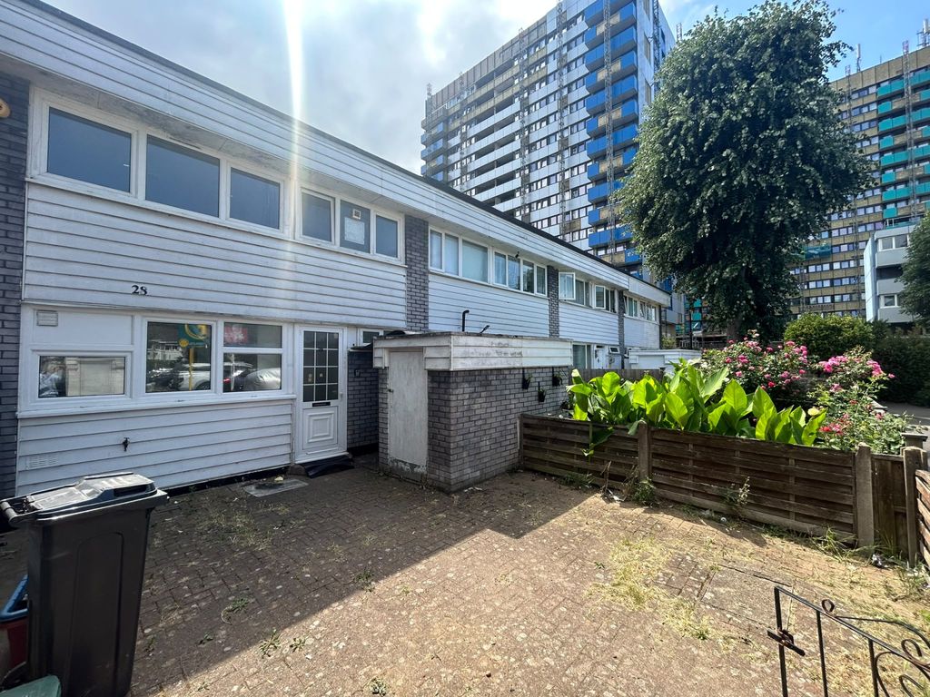 Property photo 1 of 9 3 Bed End Terrace To Rent Ferraro Close, Hounslow Tw5
