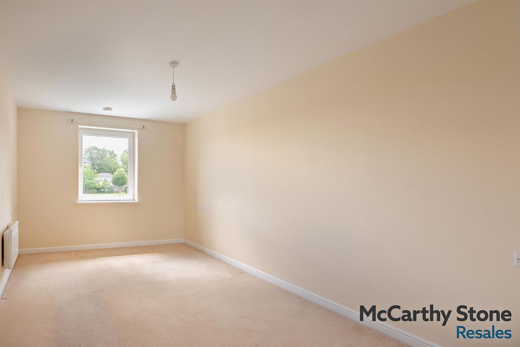 Additional image 7 of 2 bed flat for saleBenedict Court, Western Avenue, Newbury, Berkshire RG14