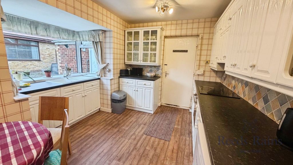 Property photo 3 of 9 Kitchen