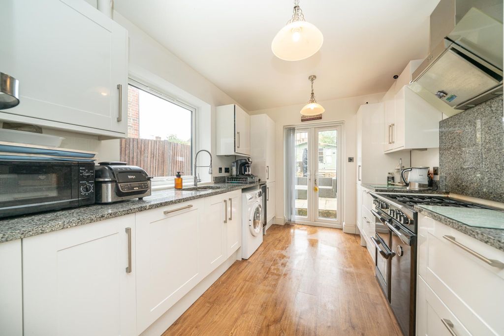 Property photo 2 of 13 72-Kingsland-Road-4483