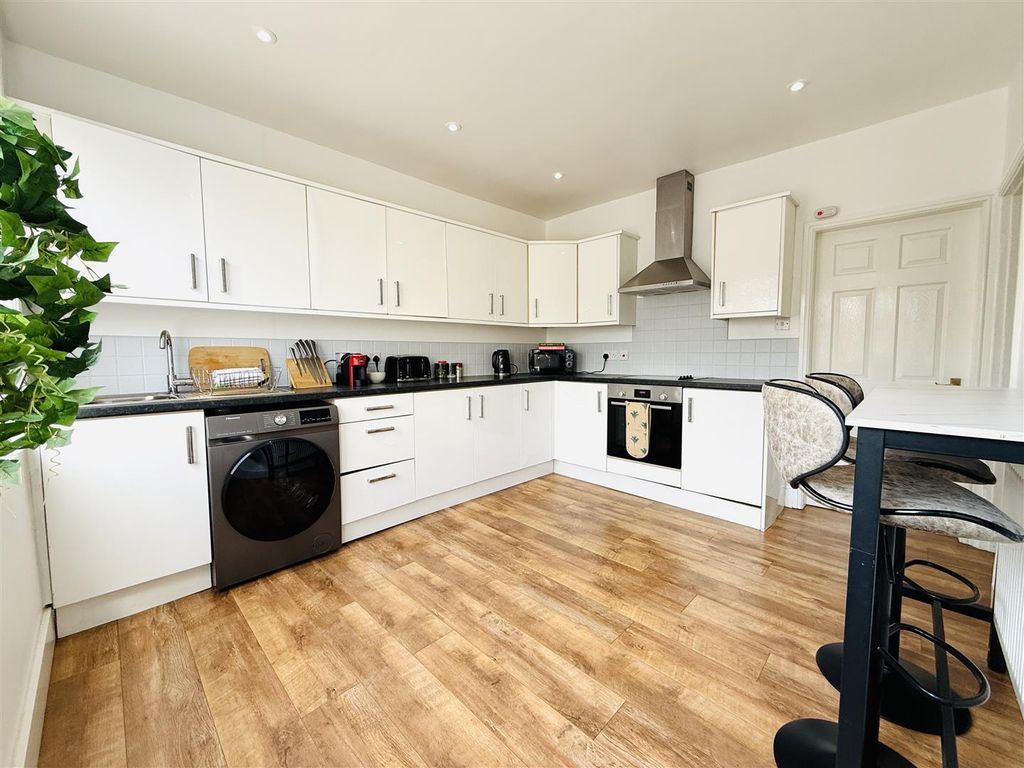 Property photo 2 of 16 Breakfast Kitchen