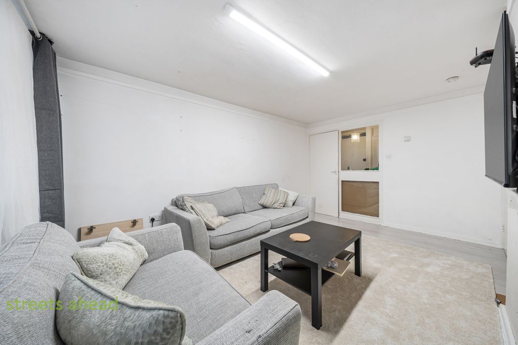 Property photo 2 of 8 41ee1c0B-Dd44-42F...