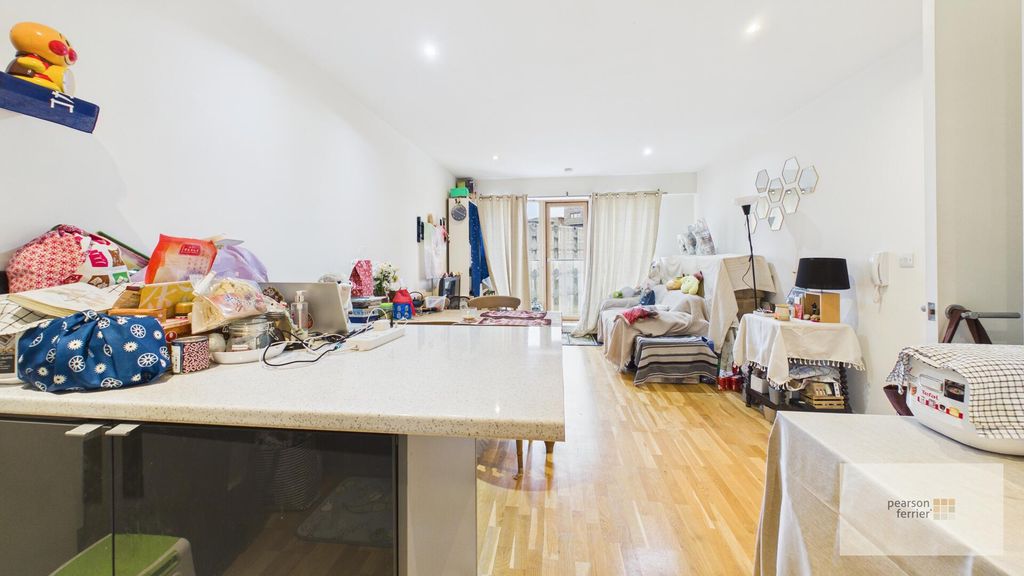 Property photo 3 of 18 Living Room