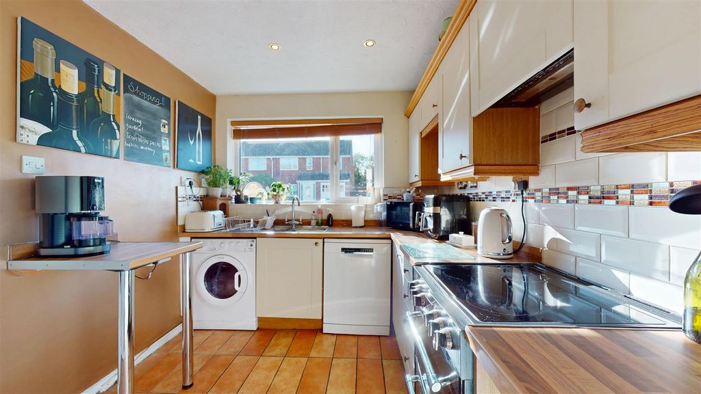 Property photo 3 of 11 Kitchen