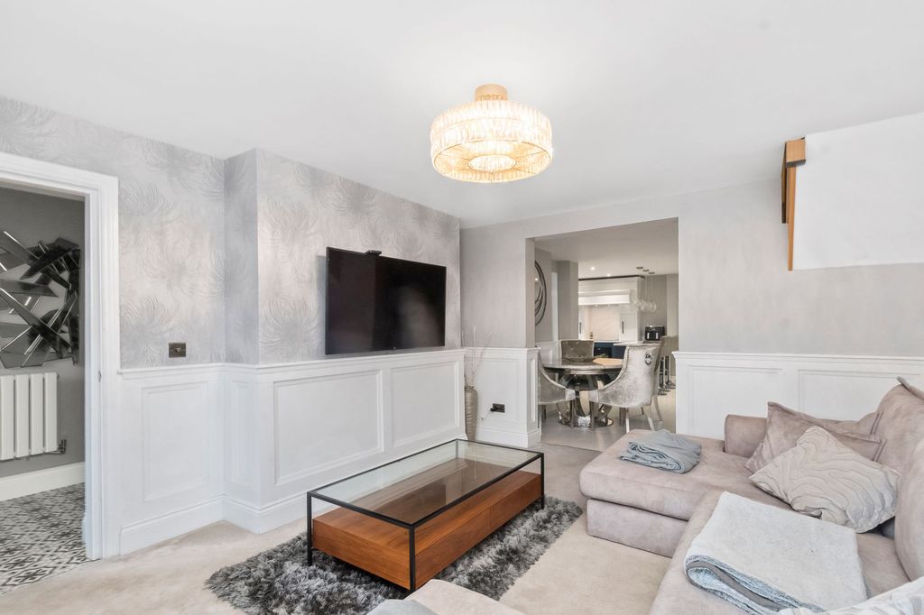 Property photo 3 of 32