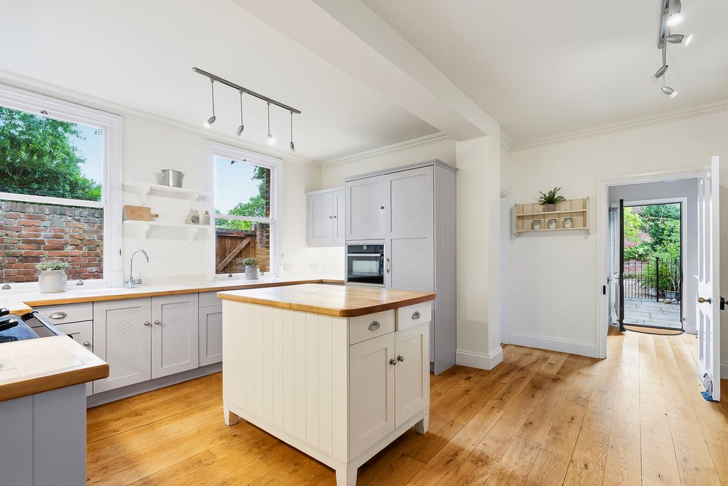 Property photo 1 of 31