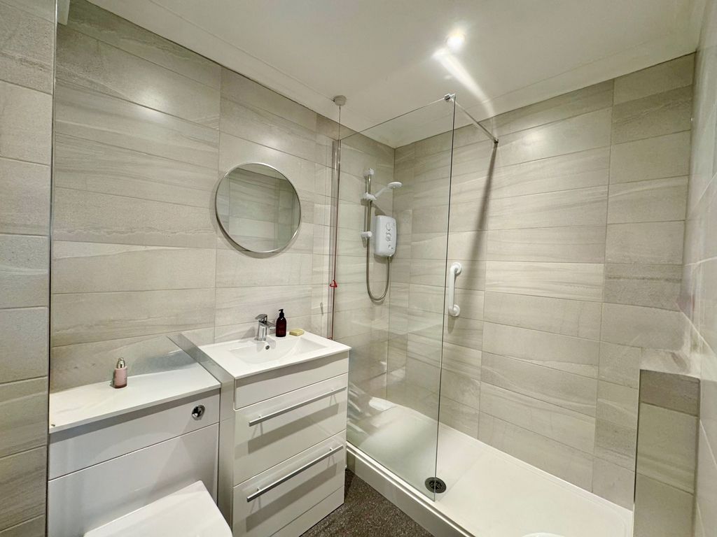 Property photo 3 of 15 Bathroom